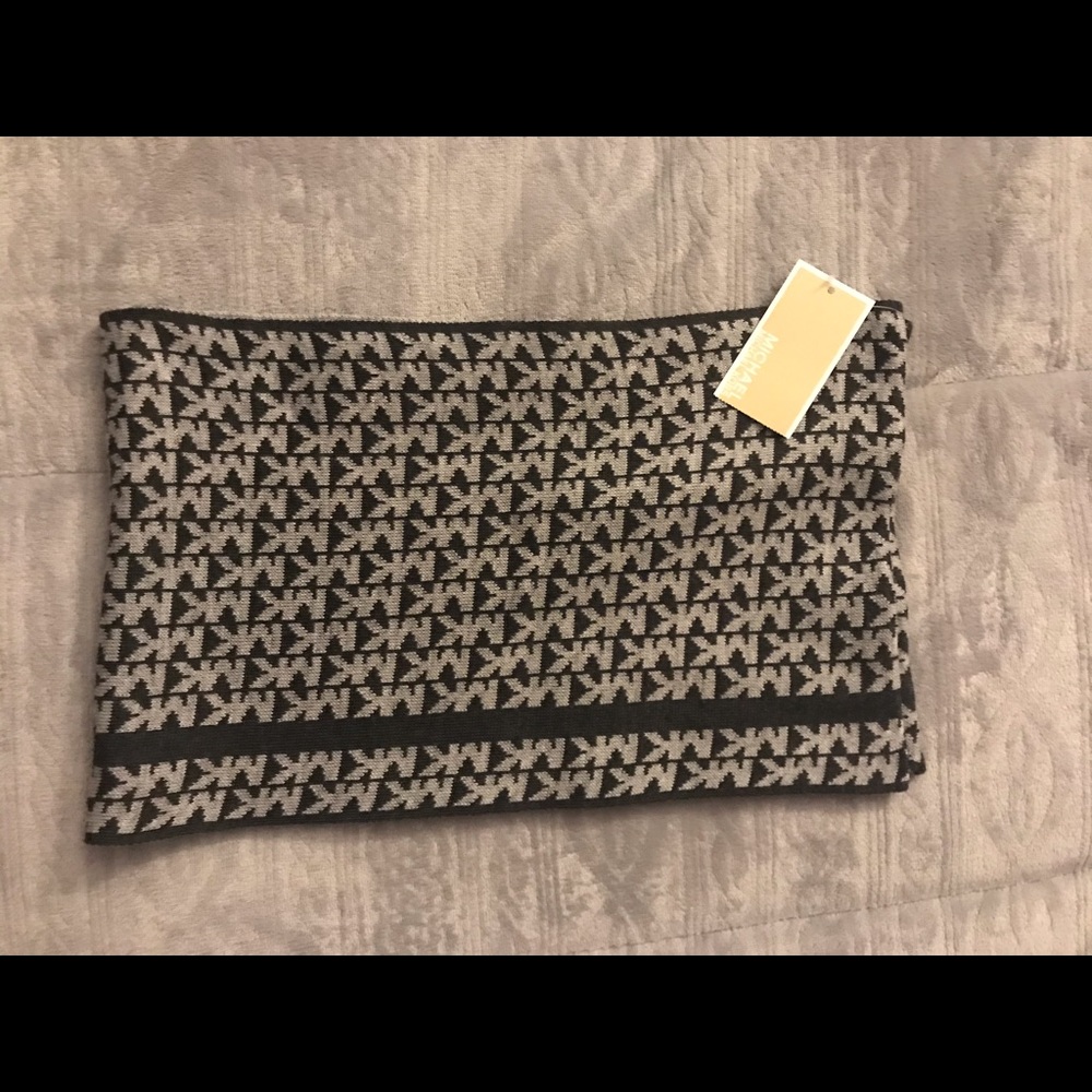 Micheal Kors Scarf 🧣 NWT